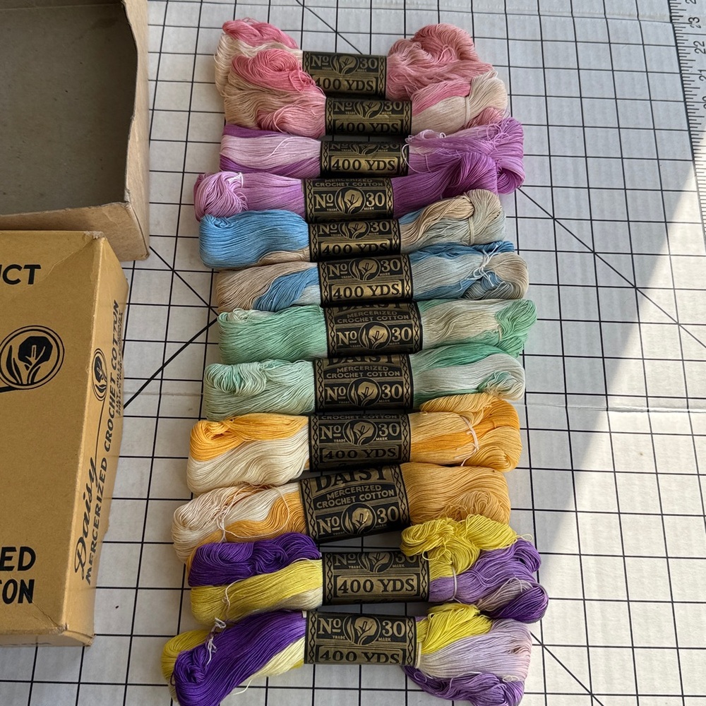 Vintage Daisy Mercerized Crochet Cotton Thread Lot – No. 30, 400 Yds – Pastel - Picture 3 of 16